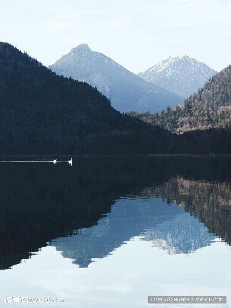 宁静山水湖景倒影如画