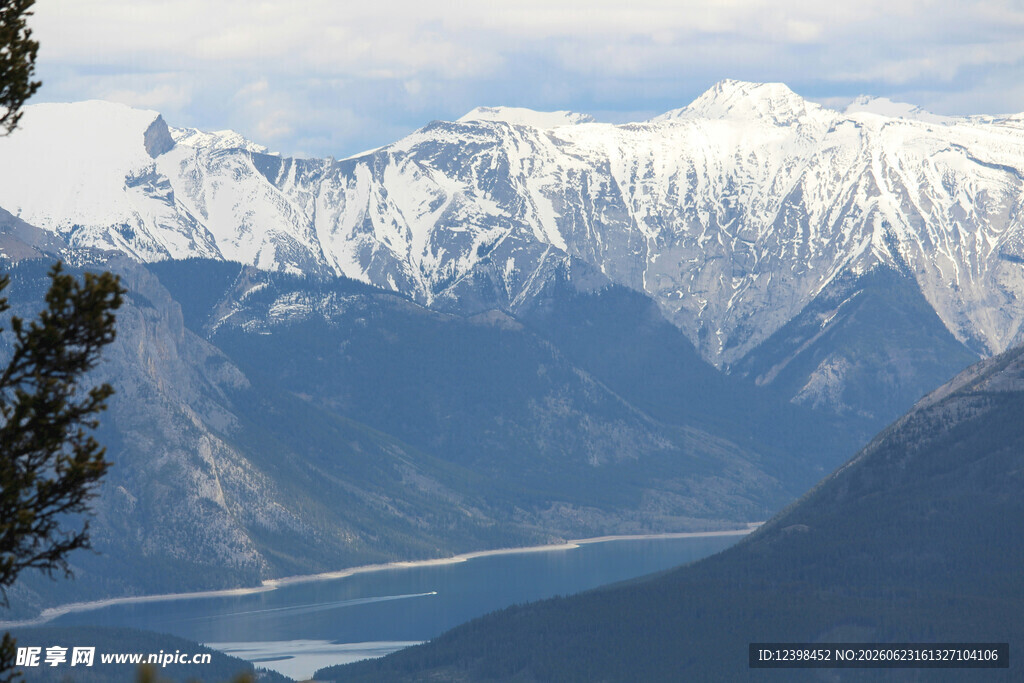 壮丽雪山下的河谷风光