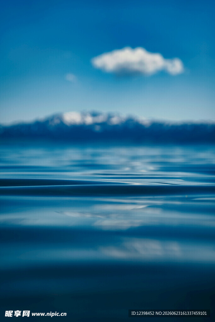 蓝色湖面与远处雪山美景