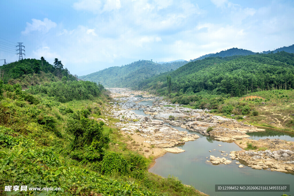 青山绿水间的美丽河谷