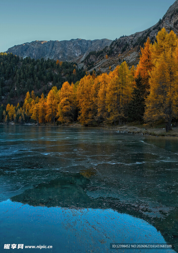 秋日湖畔山林美景