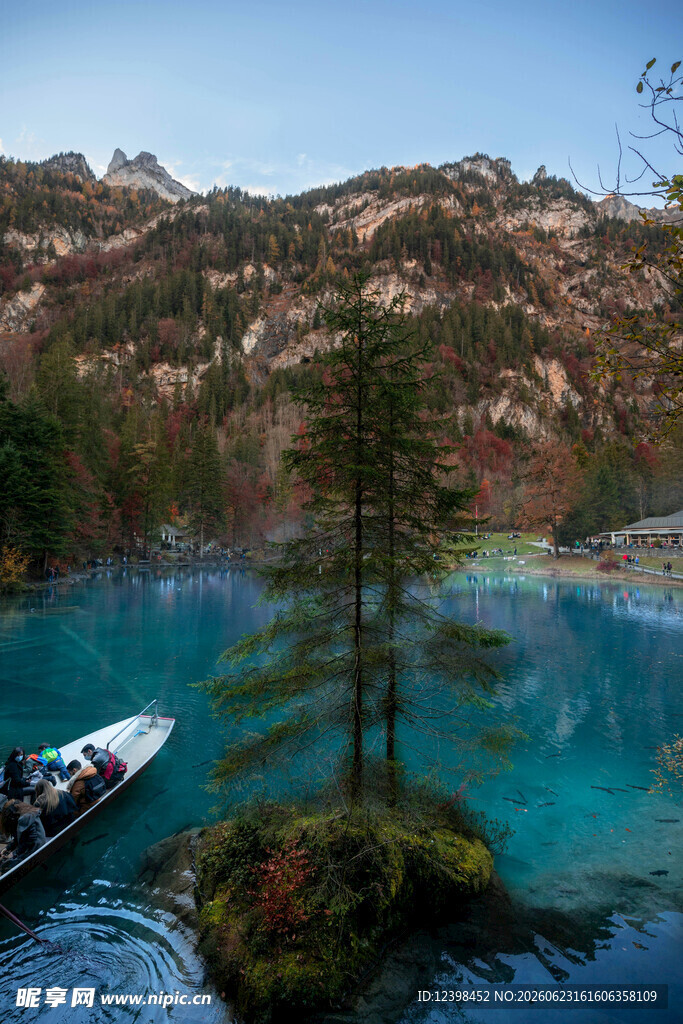 蓝湖孤舟伴青山美景