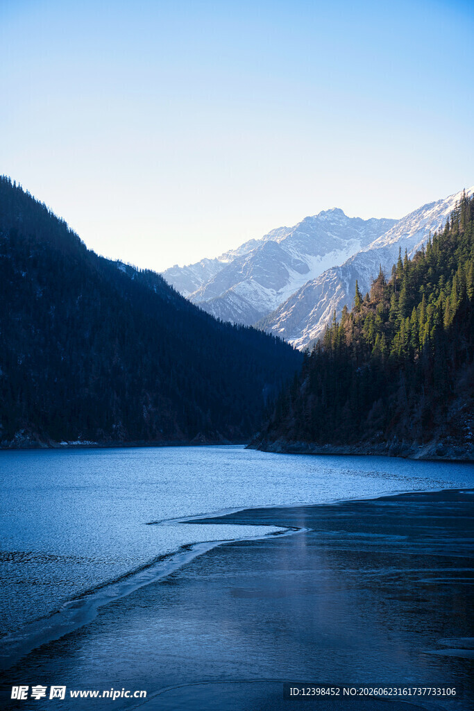 静谧山水间的秀丽湖泊