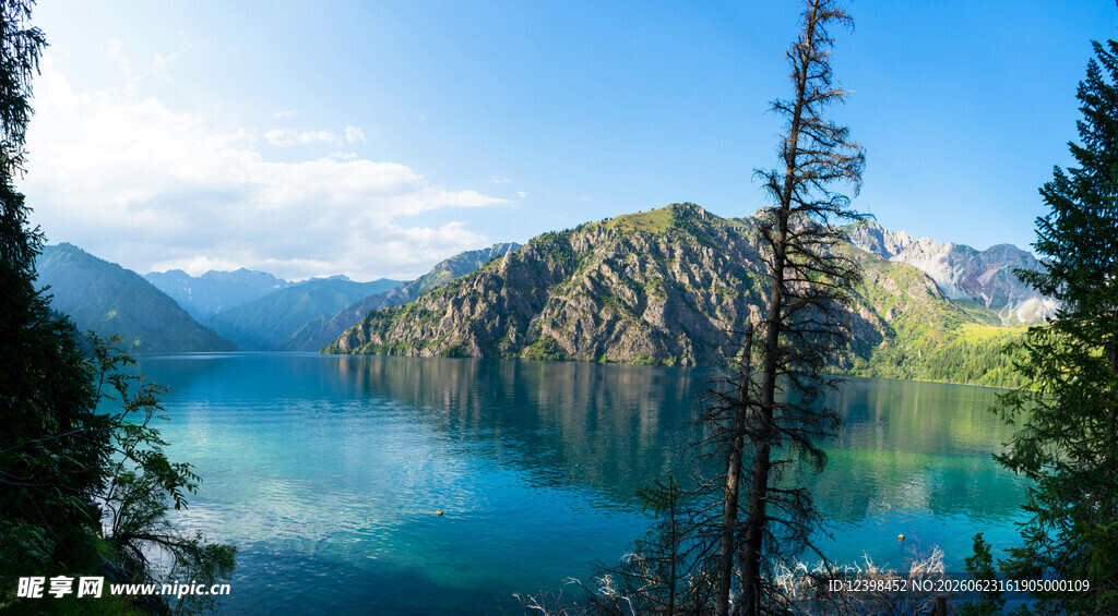 美丽湖景与周边山林风光