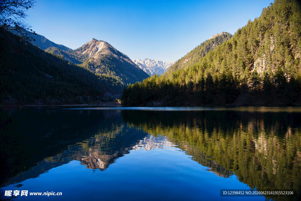 宁静湖景与山峦倒影