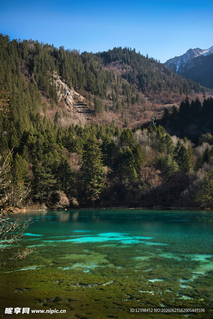 清澈碧绿的山间湖泊美景