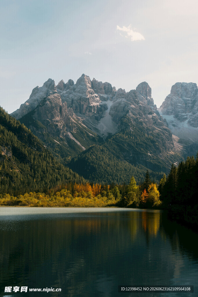 山间湖泊美景