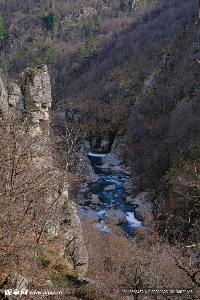 山间溪流冬日景致