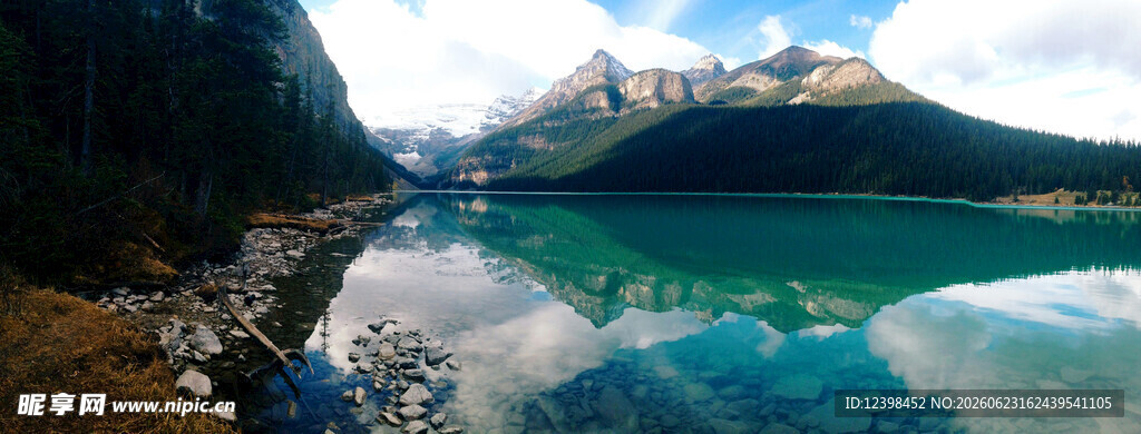 山间碧湖美景