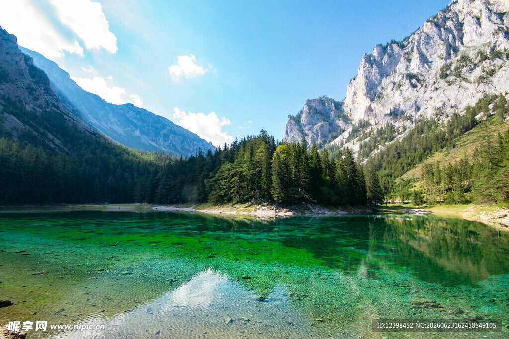 山间碧湖美景