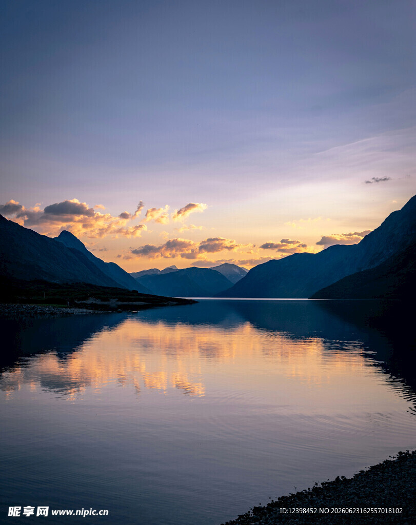 湖畔黄昏美景