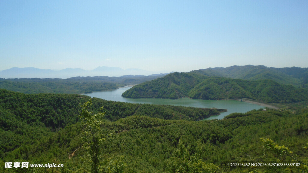 青山绿水间的美丽湖景