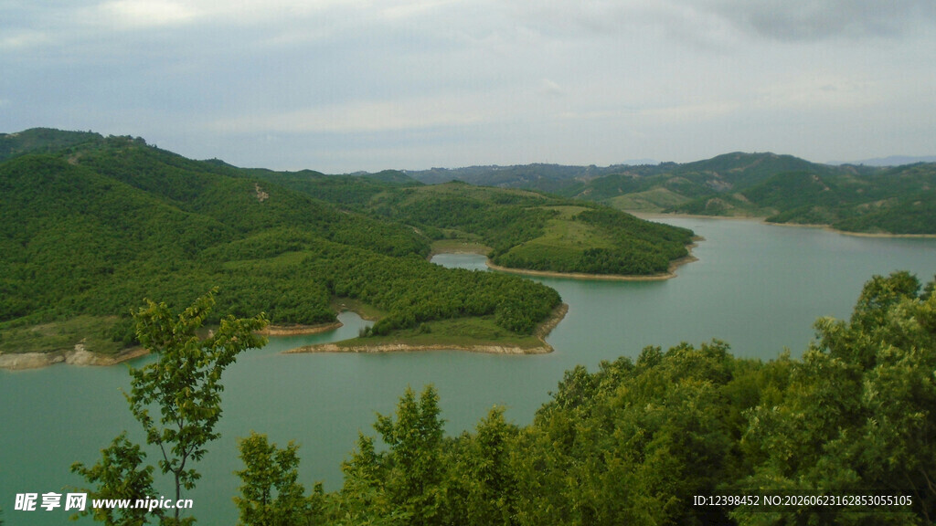 青山环绕的静谧湖泊