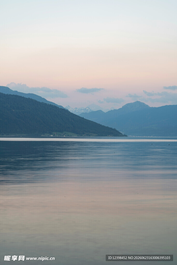 宁静湖景与远处山峦
