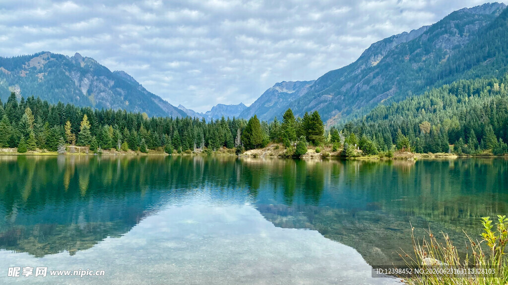 宁静山水湖景