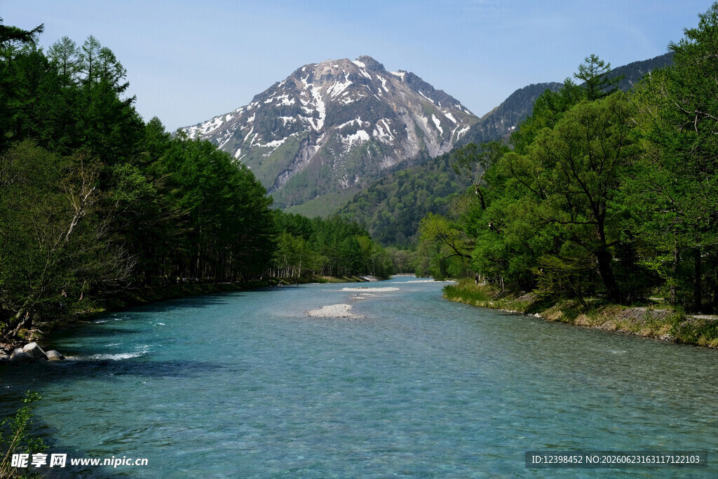 山间河流与远处雪山美景