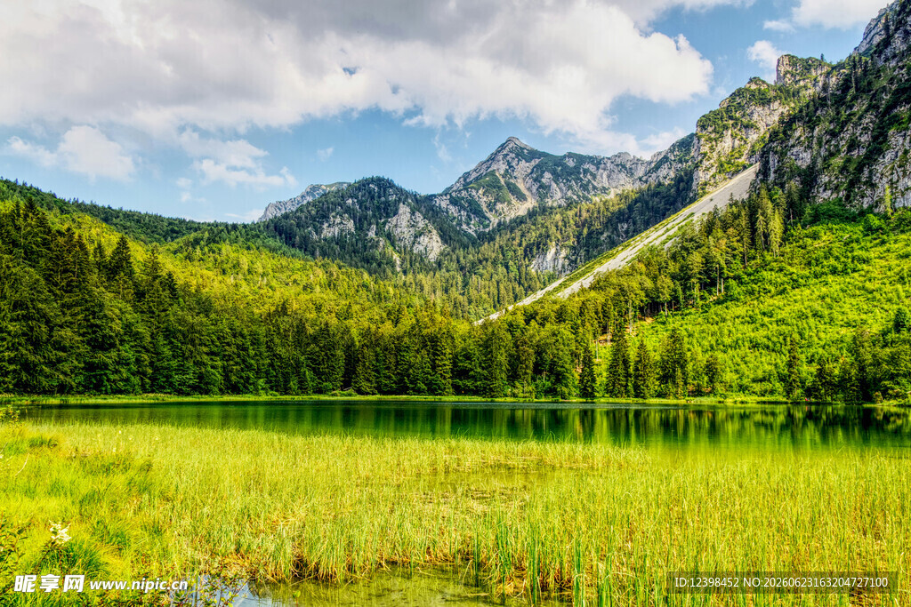 山间翠绿湖泊美景