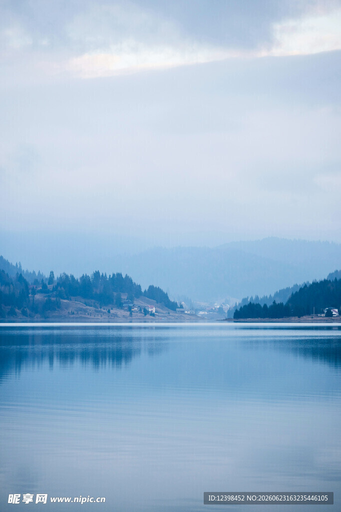 宁静湖面与远山美景