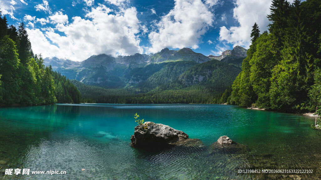 美丽湖景与周边山林风光