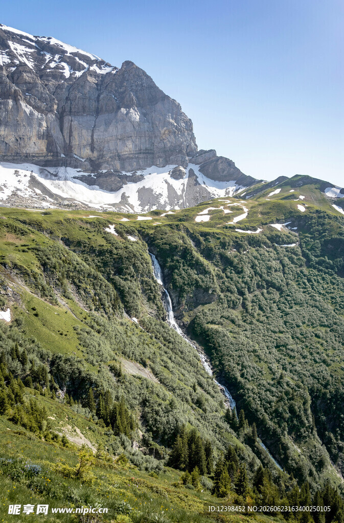 高山绿野间的壮丽景致