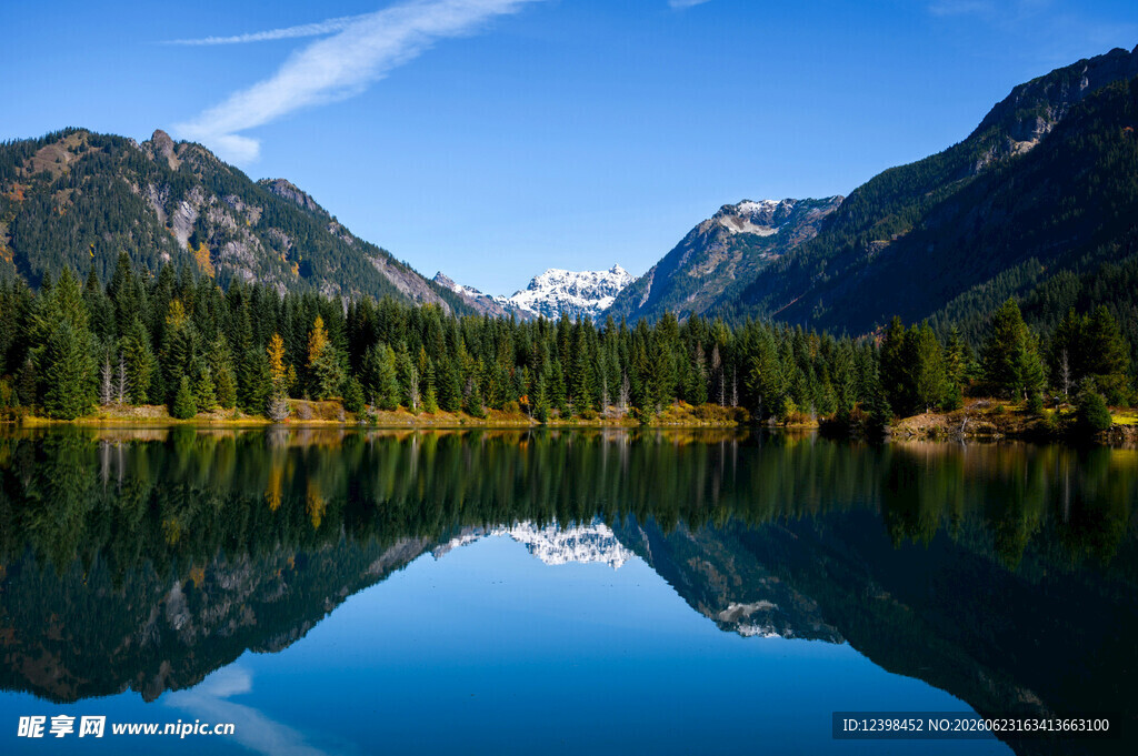 宁静山水间的绝美湖景