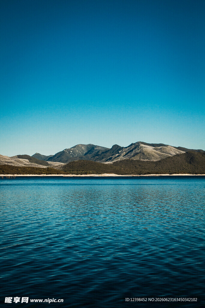 宁静湖景与远处山峦
