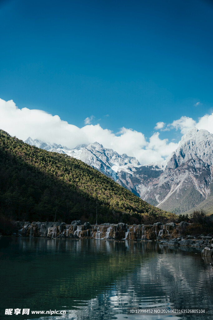 湖畔雪山美景