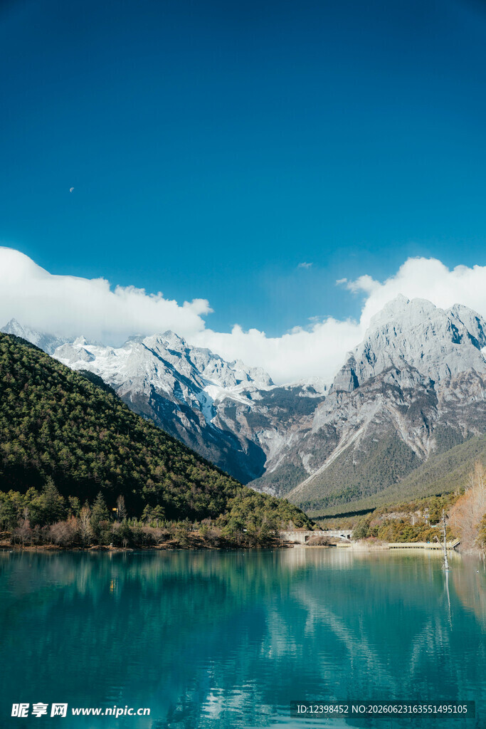 美丽高山湖泊壮丽风光