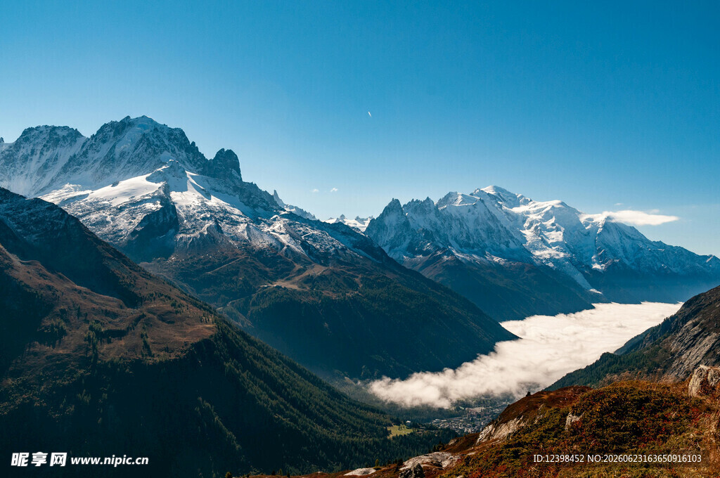 壮丽雪山山谷美景