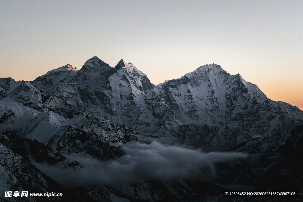 壮丽雪山日出美景