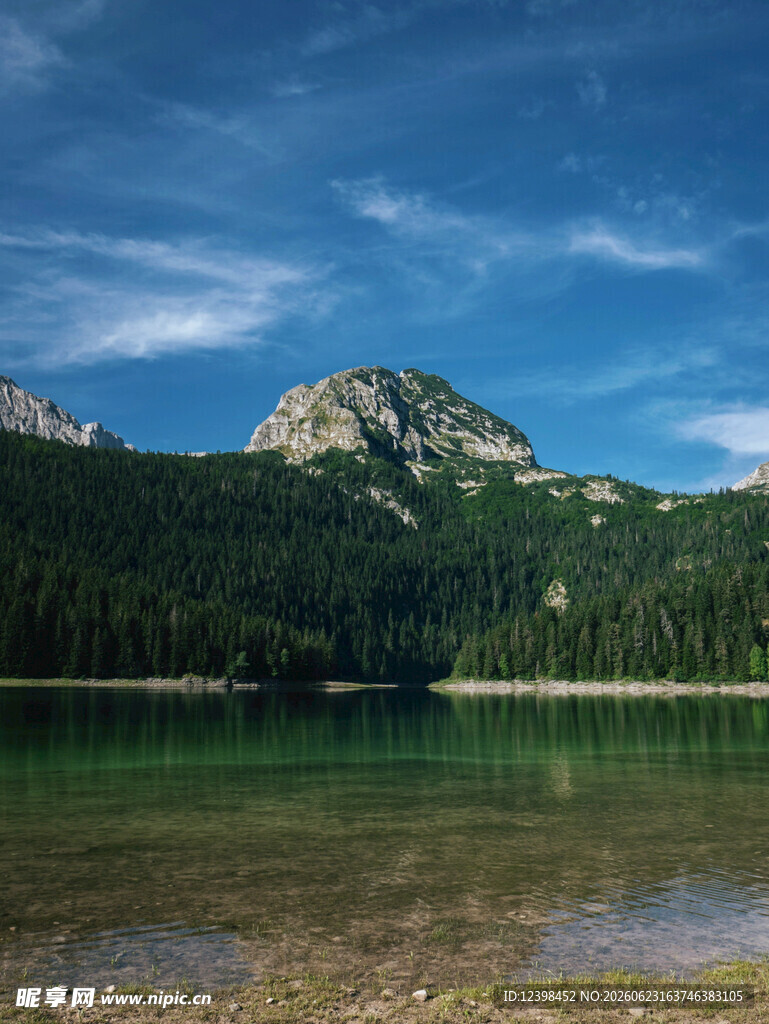 青山绿水间的秀丽湖景