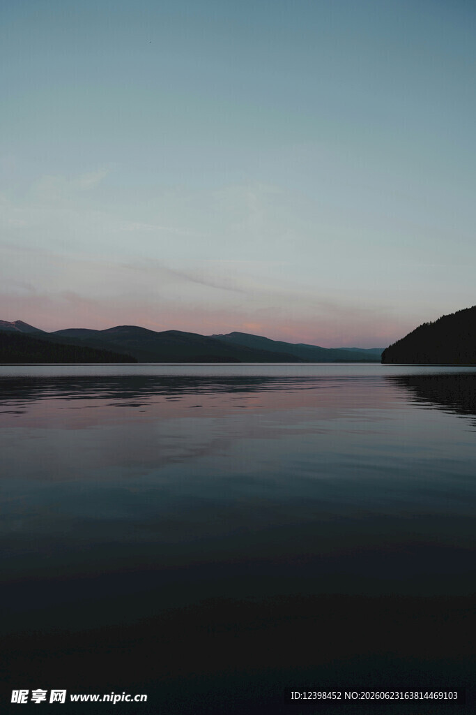 宁静湖面与远处山峦景色