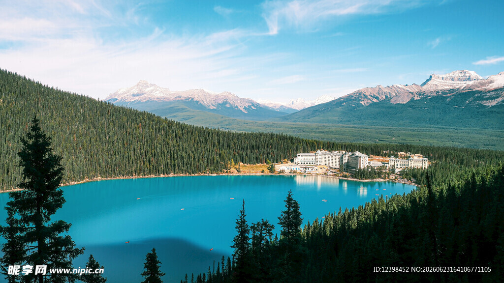 湖畔山林间的壮美风景