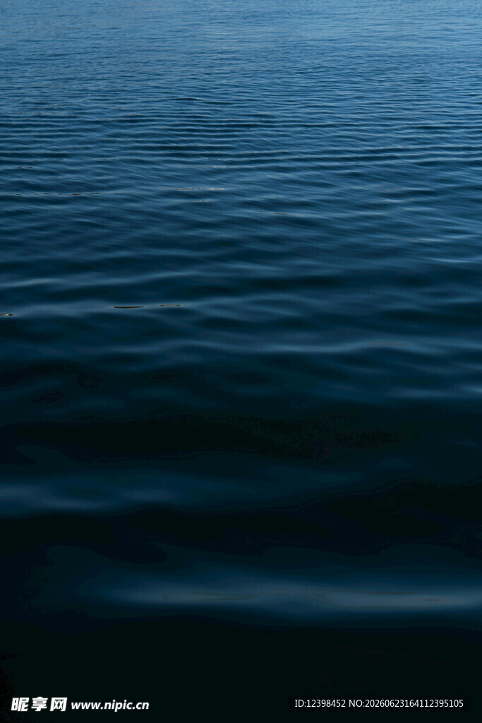 平静海面的波纹景象