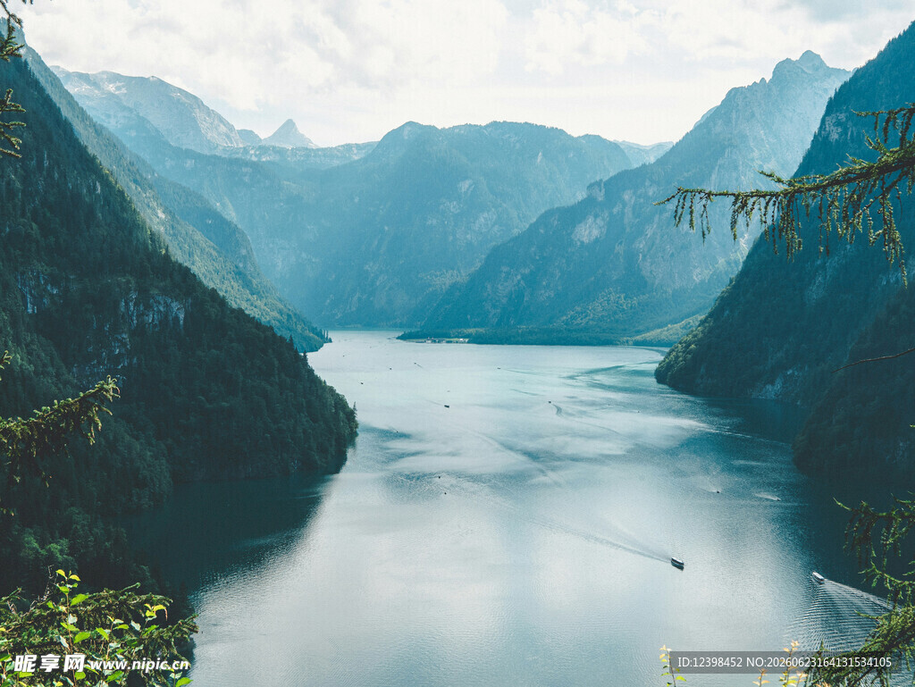 壮丽山水间的静谧湖泊