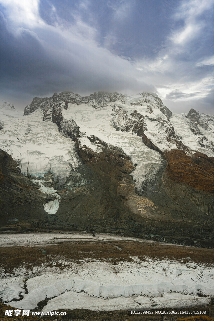 雪山壮丽景观
