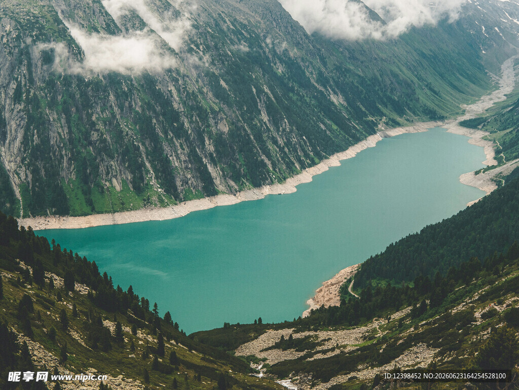 高山环抱中的碧绿湖泊