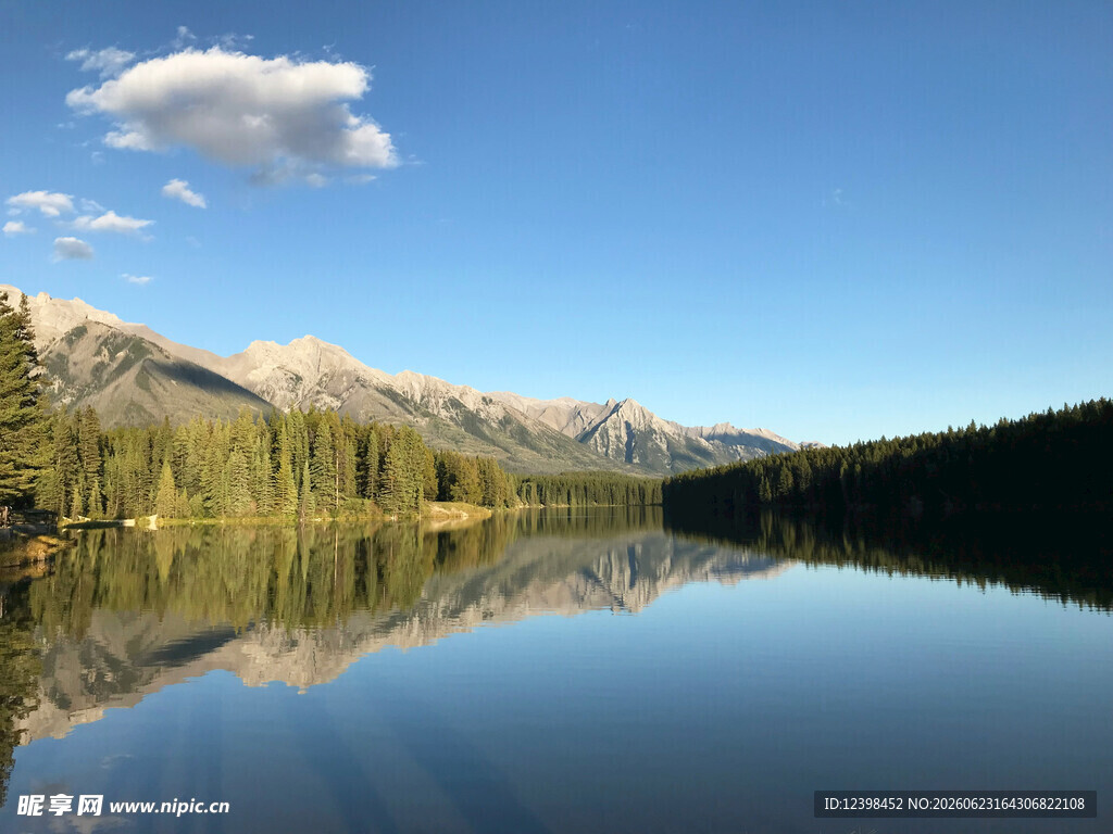 宁静湖畔的自然美景