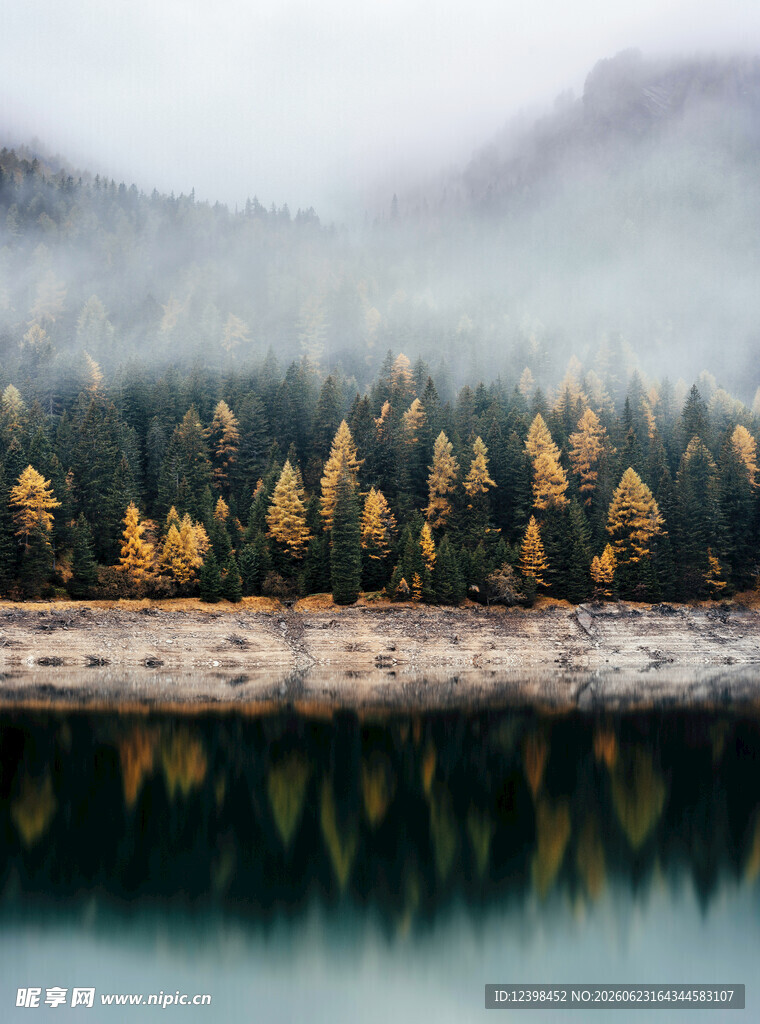 秋日湖畔山林云雾美景