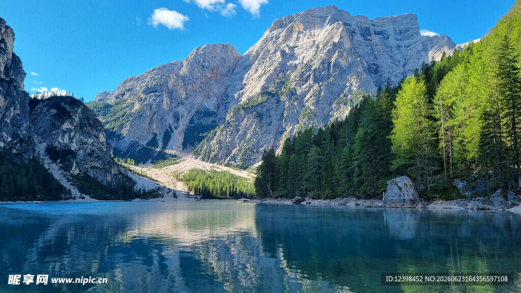 高山湖畔美景
