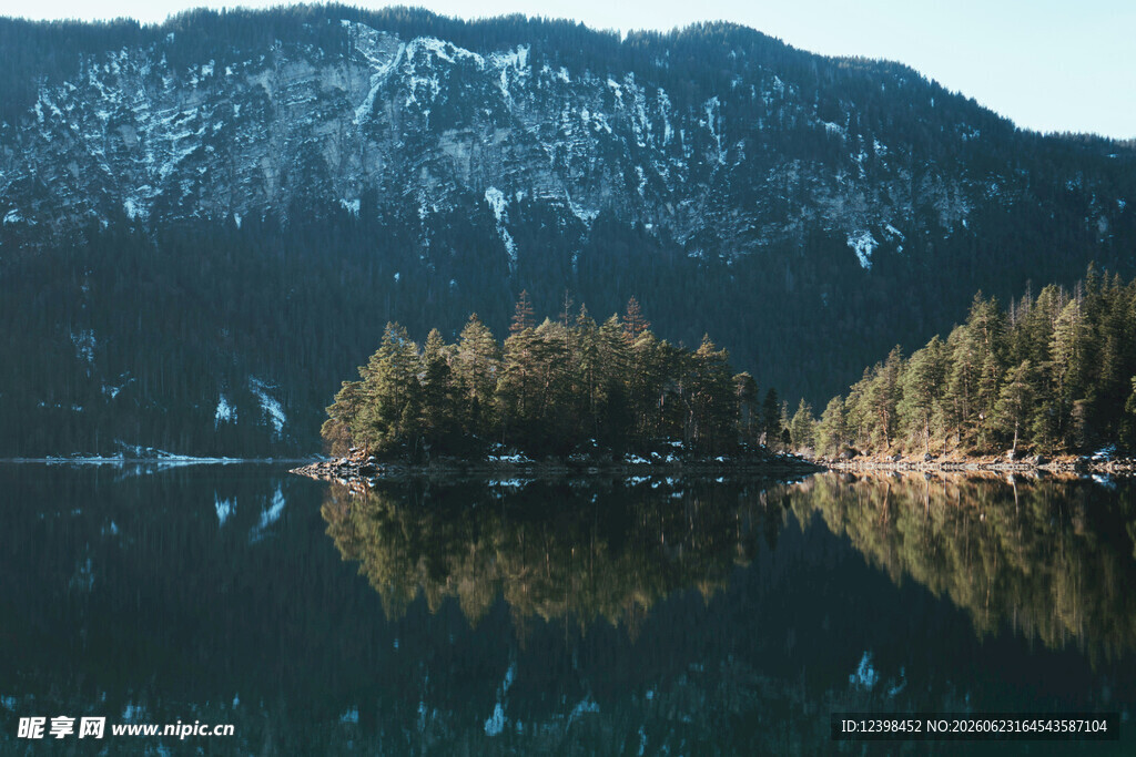 宁静山水间的美丽湖景