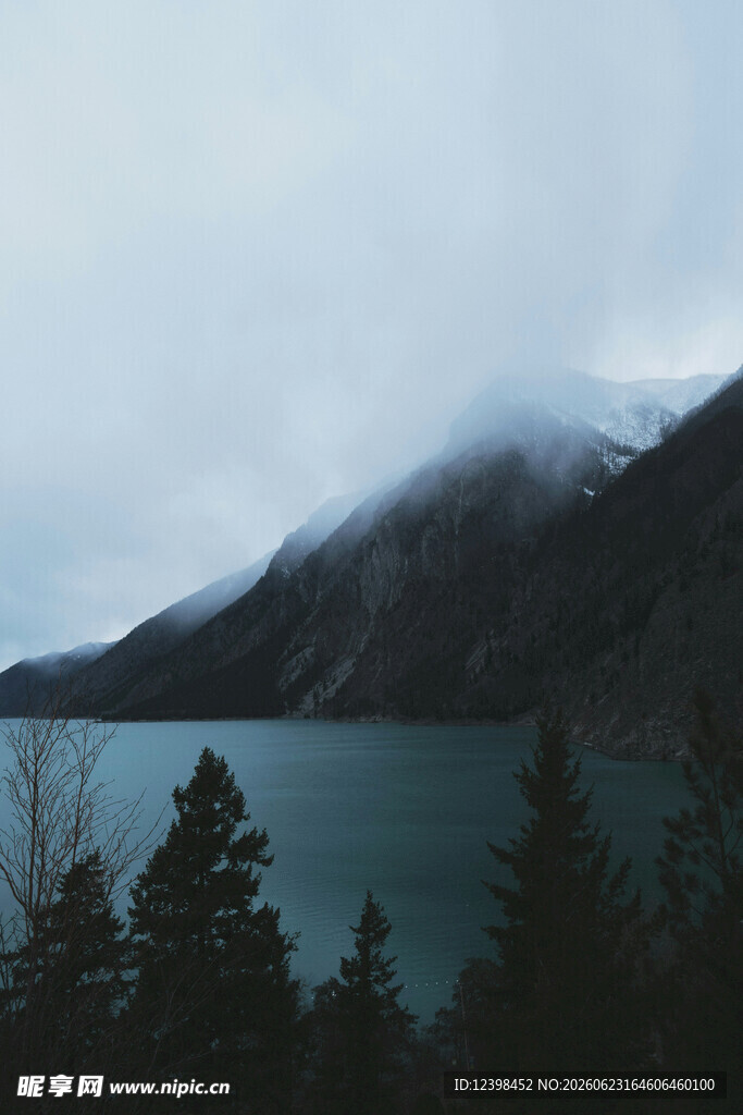 云雾缭绕的山林湖泊美景