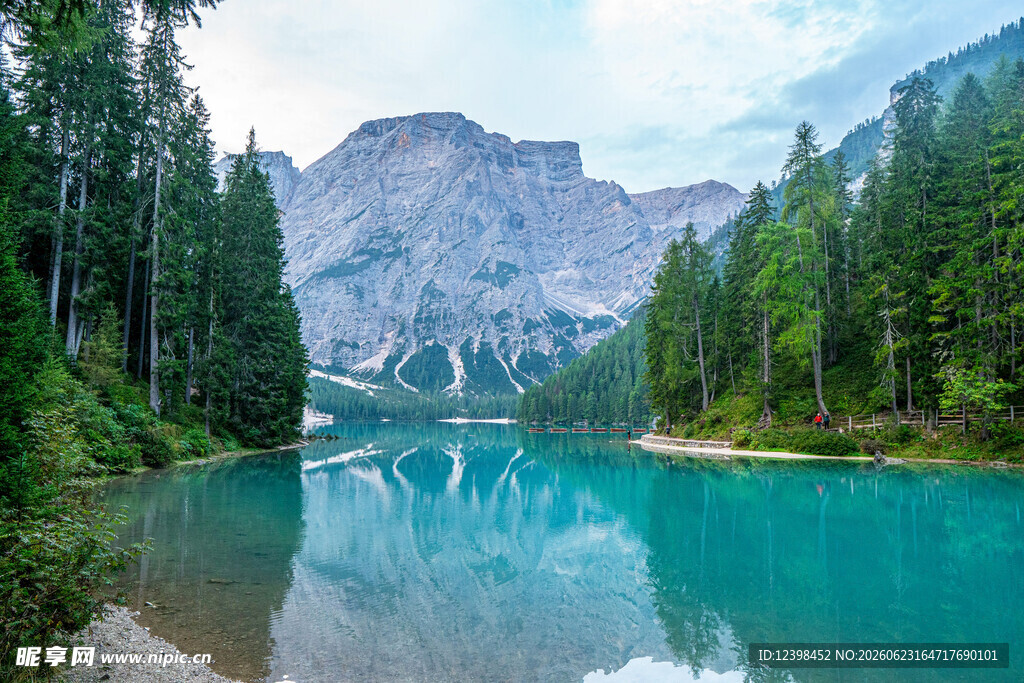 山间碧湖美景