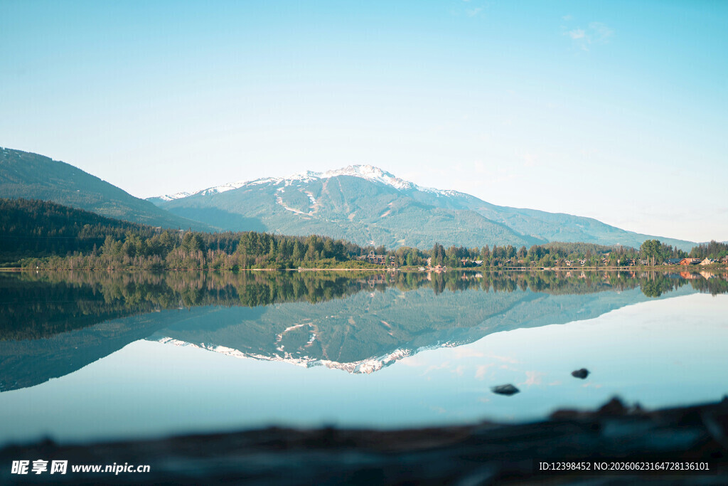 宁静湖景与远山倒影