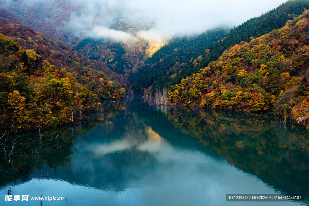 秋日山水湖景如画