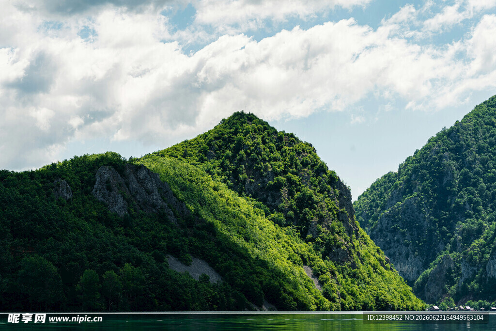 青山绿水间的秀丽风光