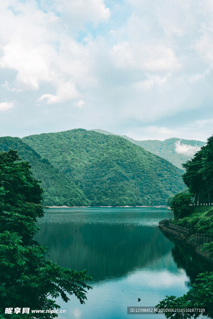 青山绿水间的宁静湖泊