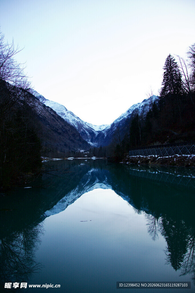 宁静山谷中的静谧湖水
