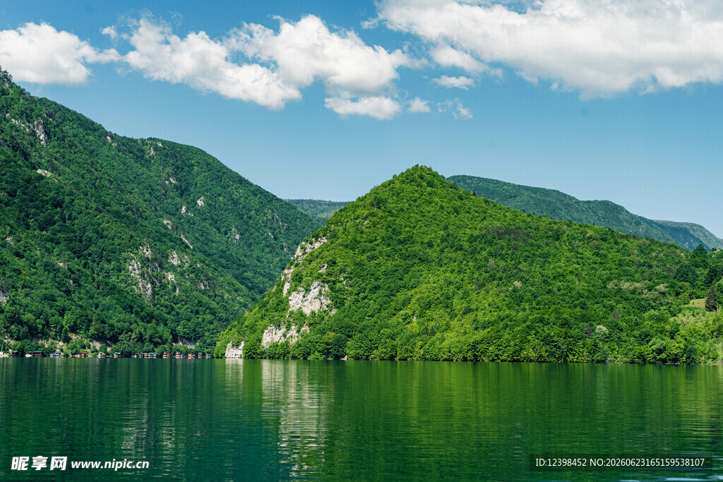 青山绿水间的秀丽湖景