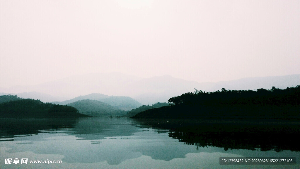 雾霭中的山水景致
